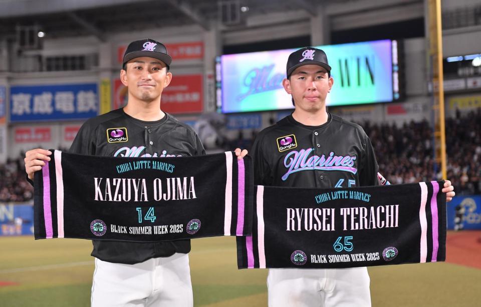 　今季３勝目を挙げた小島（左）は２安打２打点の寺地（右）と並んでポーズを決める（撮影・開出牧）