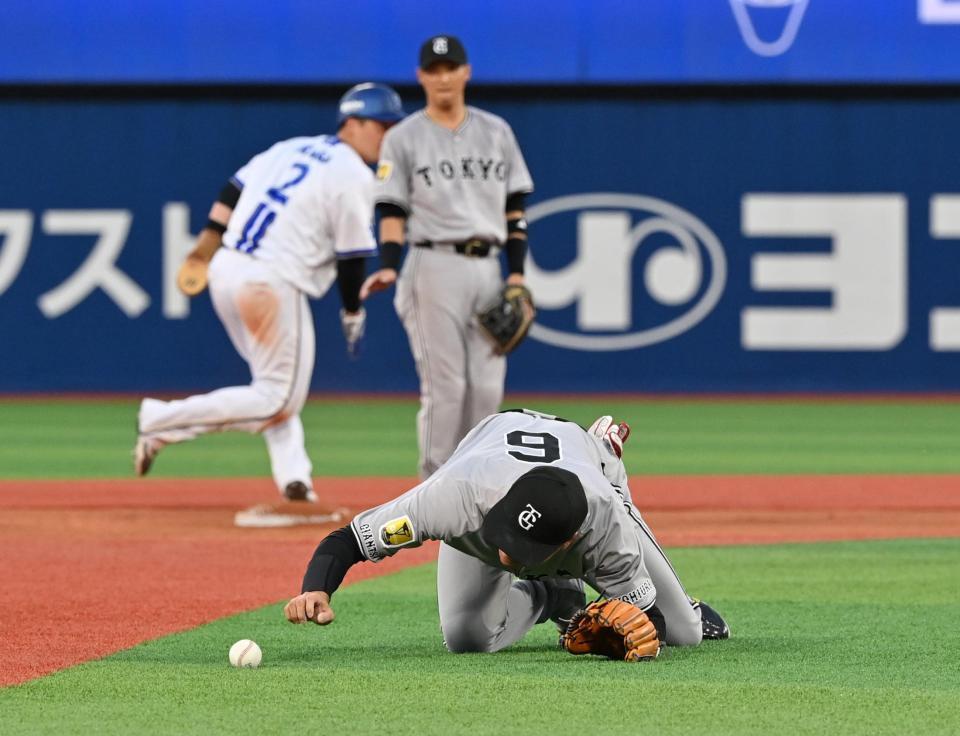 　２回、宮崎の三ゴロをファンブルした坂本