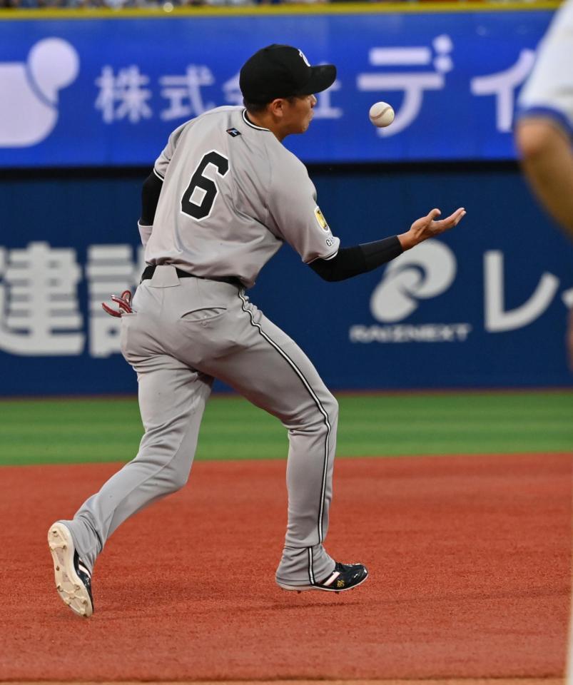 　２回、宮崎の三ゴロをファンブルする坂本