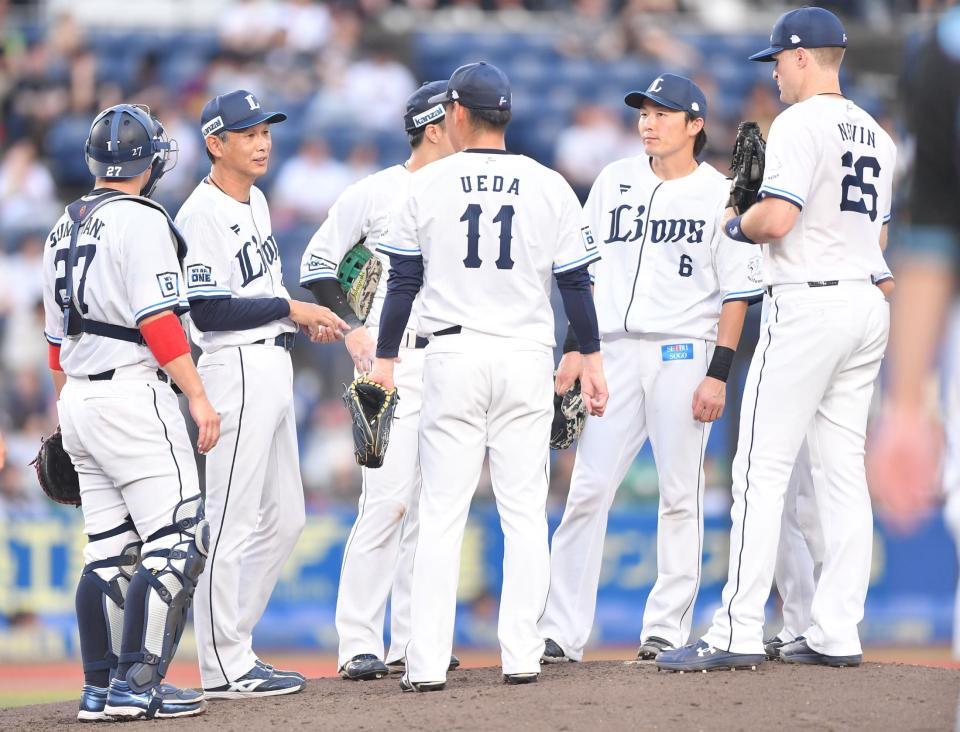 　５回途中で降板した上田（１１）。左から２番目は西口監督（撮影・開出牧）