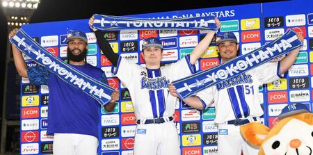　タオルを掲げる（左から）ジャクソン、佐野、宮崎（撮影・佐藤厚）