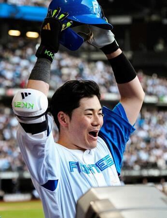 　５回、２ランを放ちベンチ前でポーズをとる清宮幸