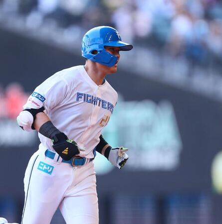 　５回、２ランを放ち、ダイヤモンドを回る清宮幸（撮影・中島達哉）