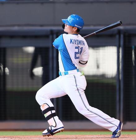 　５回、２ランを放つ清宮幸（撮影・中島達哉）