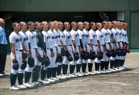 　校歌を歌う龍谷大平安ナイン