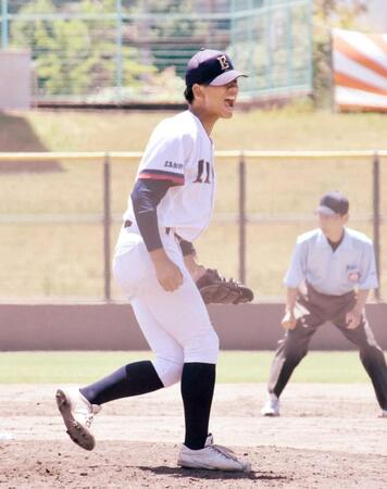 　９回、最後の打者から空振り三振を奪い、雄たけびを上げる英数学館・藤本