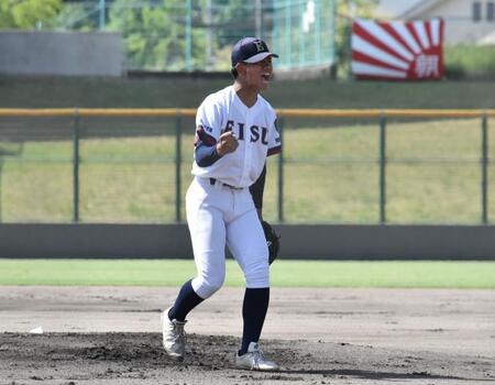 　１回、空振り三振を奪い、雄叫びを上げる英数学館・藤本勇太