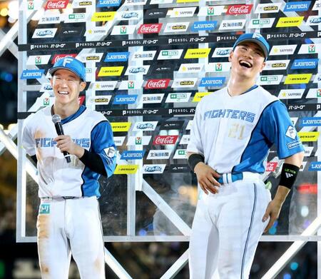 　お立ち台で自分のかわいいポイントを話す矢沢（左）に大笑いする清宮幸＝１２日