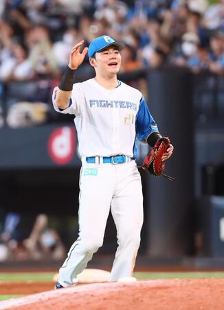 　勝利をあげ、ナインの元に駆け寄る清宮幸＝１２日