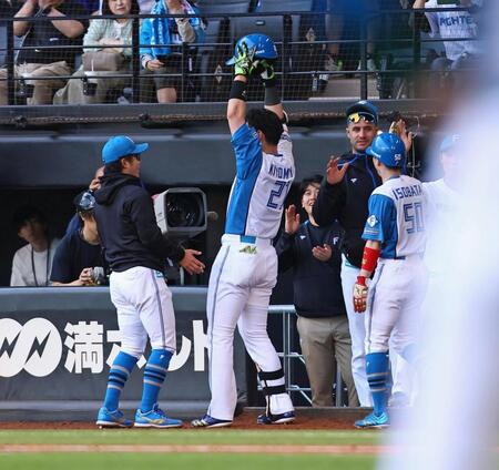 　５回、２ランを放った清宮幸（中央）は「パイナポーポーズ」を決める＝１３日