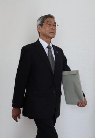 　オーナー会議に臨むヤクルト・成田裕オーナー（撮影・金田祐二）