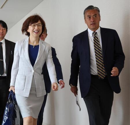 　オーナー会議に臨むＤｅＮＡ・南場智子オーナーとロッテ・玉塚元一オーナー代行（撮影・金田祐二）