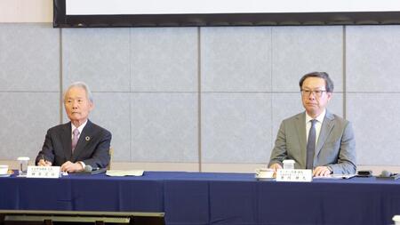 　オーナー会議に出席するＮＰＢ・榊原定征コミッショナー（左）、議長の日本ハム・井川伸久オーナー（代表撮影）