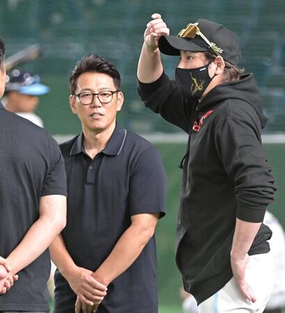 　グラウンドで話す侍ジャパン・井端監督（左）と新庄監督（右）＝撮影・持木克友