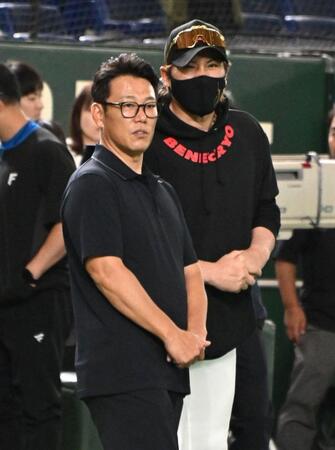 　侍ジャパンの井端監督（左）と話し込む新庄監督