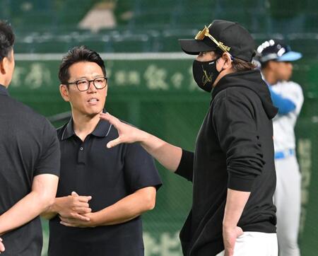 　侍ジャパン・井端監督と話す新庄監督