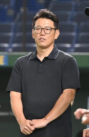 　試合前練習を視察する侍ジャパン・井端監督