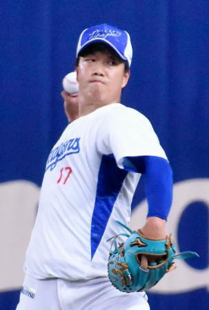 　キャッチボールで調整する中日・柳＝バンテリンドーム