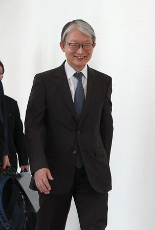 　笑顔で会議に臨む巨人・山口寿一オーナー（撮影・金田祐二）