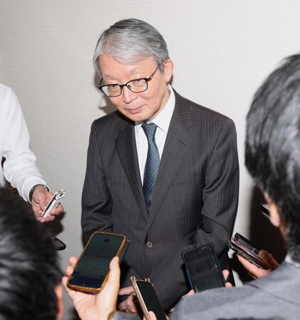 　オーナー会議を終え取材に応じる巨人・山口寿一オーナー（撮影・金田祐二）