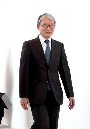 　笑顔でオーナー会議に臨む巨人・山口寿一オーナー（撮影・金田祐二）