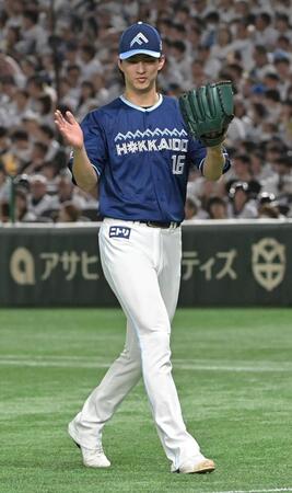 　６回、西武打線を抑えてグラブを叩く達（撮影・持木克友）