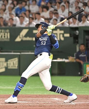 　５回、左越え２点本塁打を放つ水谷（撮影・持木克友）