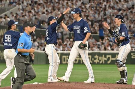 　完投勝利を挙げナインとハイタッチを交わす達（右から２人目）＝撮影・持木克友