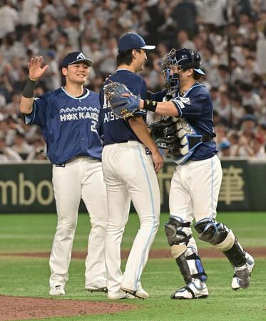 　完投勝利を挙げ、伏見（右）と抱き合う達（撮影・持木克友）