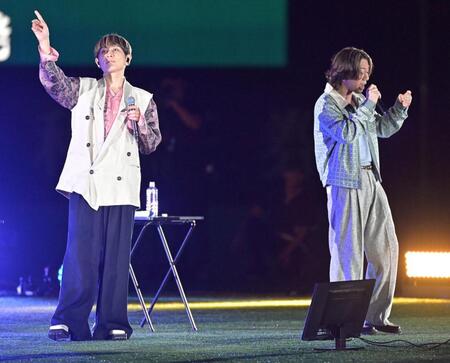 　スペシャルライブを行うＣＨＥＭＩＳＴＲＹ（撮影・持木克友）