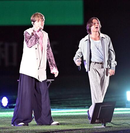 　スペシャルライブを行うＣＨＥＭＩＳＴＲＹ（撮影・持木克友）