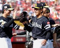 　６回、ピンチを乗り切り笑顔でナインに迎えられる前田悠（右）