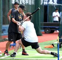 　リチャード（右）を直接指導する阿部監督（撮影・佐藤厚）