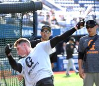 　フルプ（手前）のティー打撃を見る阿部監督（中央）＝撮影・佐藤厚