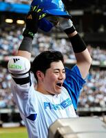 　５回、２ランを放ちベンチ前でポーズをとる清宮幸