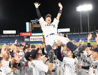 　胴上げされる松下主将（撮影・佐々木彰尚）