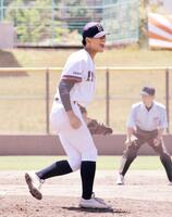 　９回、最後の打者から空振り三振を奪い、雄たけびを上げる英数学館・藤本