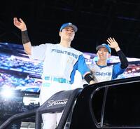 　スタンドのファンの歓声に応える清宮幸（左）と矢沢＝１２日