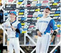 　お立ち台で自分のかわいいポイントを話す矢沢（左）に大笑いする清宮幸＝１２日