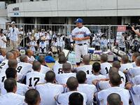 　選手たちを前にミーティングする高田商・赤坂監督