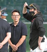 　グラウンドで話す侍ジャパン・井端監督（左）と新庄監督（右）＝撮影・持木克友