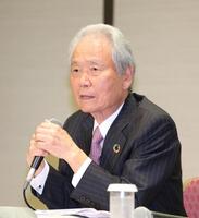 　会議を終え取材に応じる榊原定征コミッショナー（撮影・金田祐二）
