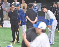 　侍ジャパン・井端監督（左）にあいさつする清宮幸（右）＝撮影・持木克友