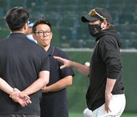 　グラウンドで話す侍ジャパン・井端監督（中央）と新庄監督（右）＝撮影・持木克友