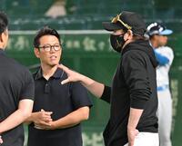 　侍ジャパン・井端監督と話す新庄監督