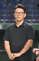 　試合前練習を視察する侍ジャパン・井端監督