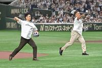 　セレモニアルピッチを務める（左から）片岡保幸氏と中島宏之氏（撮影・持木克友）