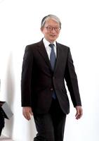 　笑顔でオーナー会議に臨む巨人・山口寿一オーナー（撮影・金田祐二）