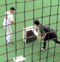 　タオルを使って台を真上からたたくように腕を振り下ろすシャドーを行う田中将