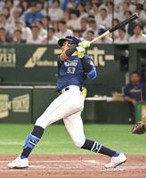 　５回、左越え２点本塁打を放つ水谷（撮影・持木克友）